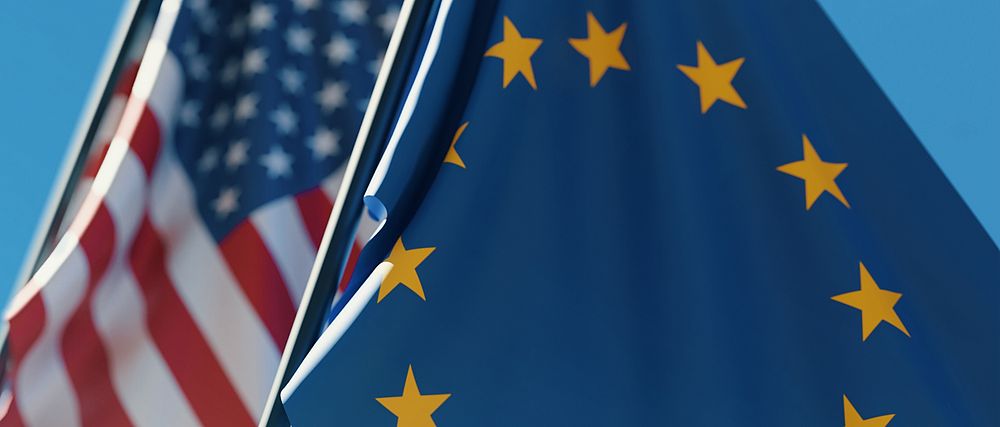 Wehende EU-Flagge vor US-Flagge