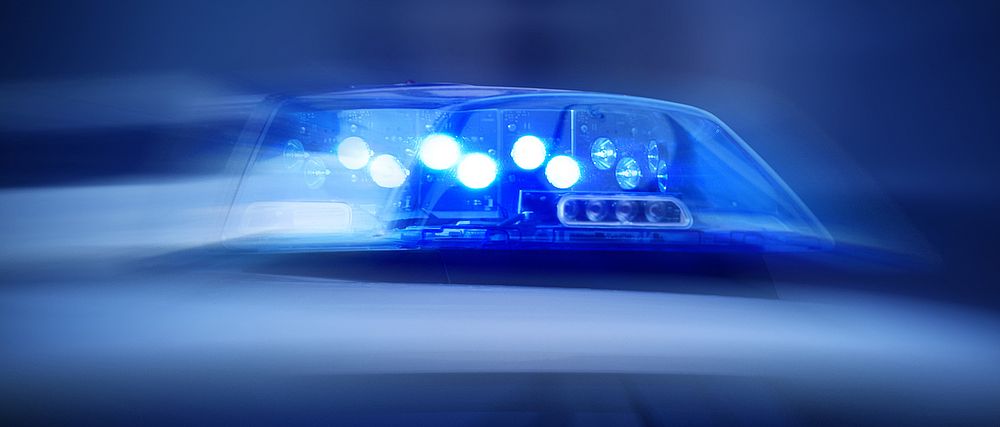 Leuchtendes Blaulicht eines Polizeiautos